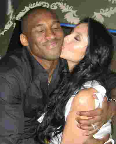 掘金队在关键时刻展现团队配合，赢得比赛