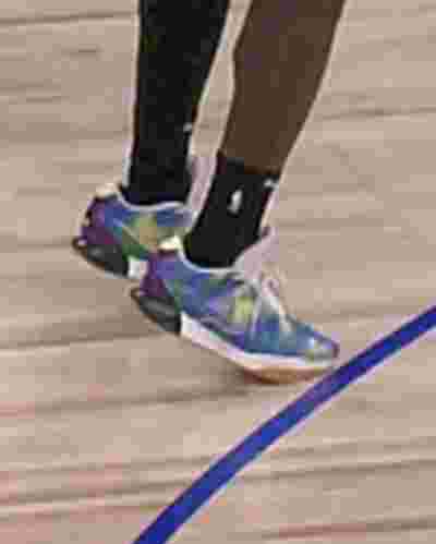 裁判解释詹姆斯踩线：回放中没有决定性证据能让黄瓜TV改判为三分！