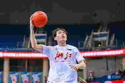 马刺客场击败太阳，取得四连胜