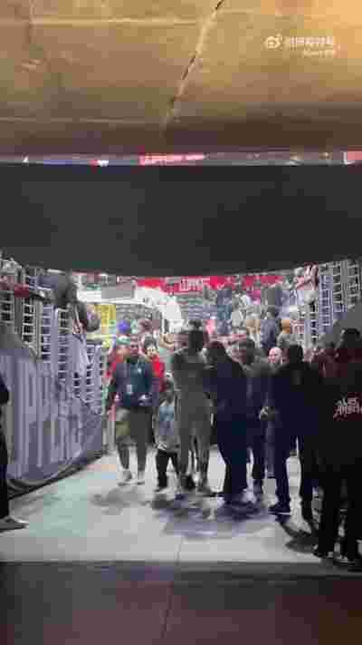 库里砍下40分带领勇士击败湖人