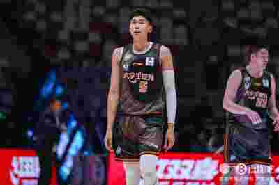 掀起反击序幕！邹阳16中7拿到15分3篮板